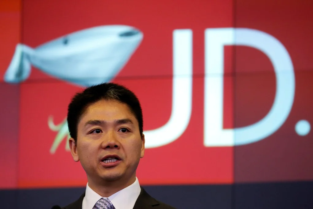 Richard Liu, szef JD.com odwiedza z prezentami noworocznymi wioskę, gdzie się urodził