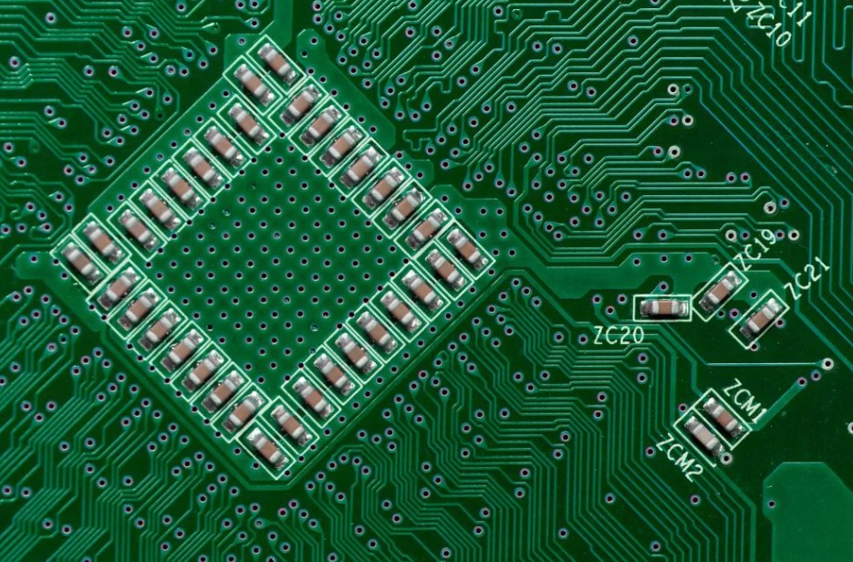 Od godziny do jednej sekundy: chińscy naukowcy przyspieszają produkcję kondensatorów