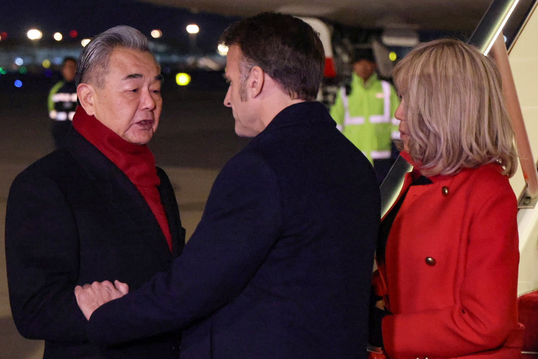 Macron przybywa do Chin