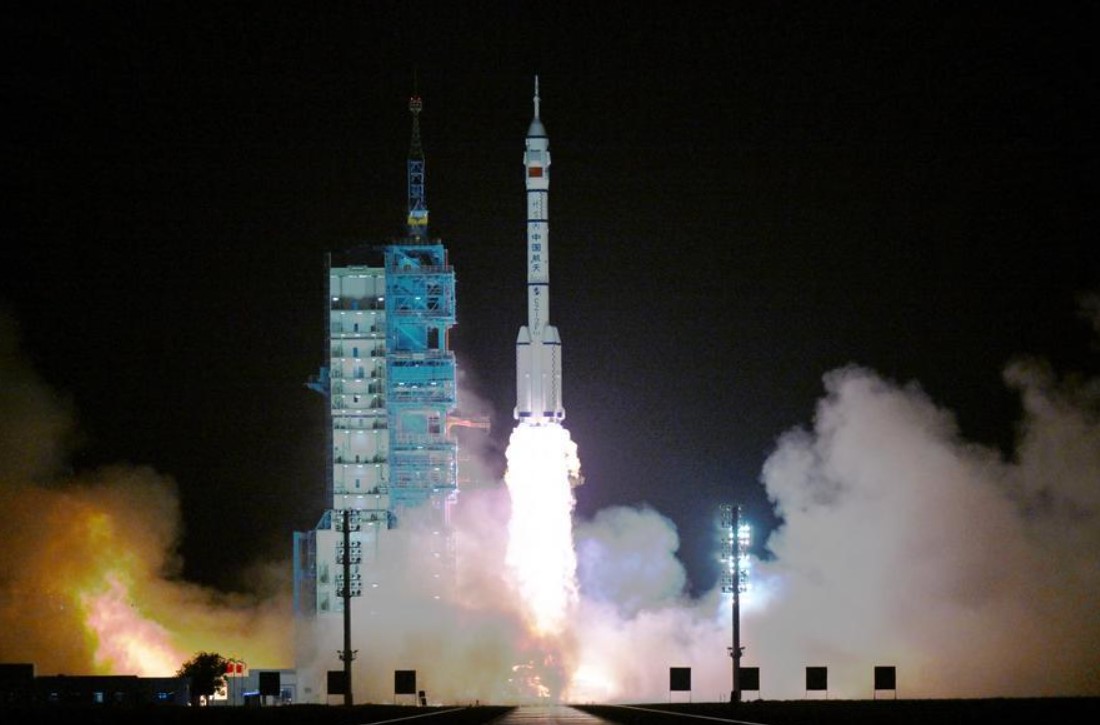 Chiny rzucają wyzwanie NASA: misja Shenzhou-23 i przygotowania do lądowania na Księżycu